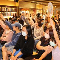 可能是一或多人、大家在讀書、人群和文字的圖像