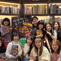 可能是一或多人、大家在讀書和文字的圖像