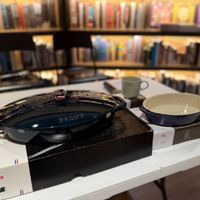 可能是泡茶器、唱片機和顯示的文字是「 mit in Gia 10 Staub staub 」的圖像