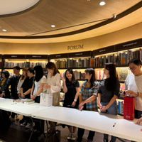 可能是一或多人、大家在讀書和文字的圖像