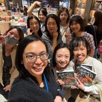 可能是一或多人和文字的圖像