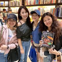 可能是一或多人和文字的圖像