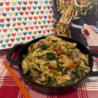 可能是炒麵、義大利麵、拉麵和文字的圖像