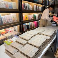 可能是書報攤和文字的圖像