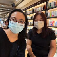 可能是一或多人、眼鏡和文字的圖像