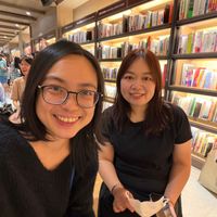 可能是一或多人和文字的圖像