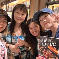 可能是一或多人和文字的圖像