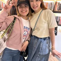 可能是一或多人和文字的圖像