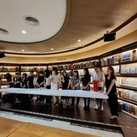 可能是一或多人、矢車菊、書報攤和人群的圖像