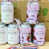 可能是飲料和顯示的文字是「 caub CT CHUCHU: W WATER SPARKLING い場 CHUCHU: WATER SPARKLING LIME FLAVOR 日 HIXBERRY MIXBERRYFLAVOR FLAVOR บุลธาร staub queas CHUCHU: WATER IPARKLING CHUCHU: WATER WARKLING 新場 UCHU: TER KLING いり LIME LIMEFLAVOR FLAVOR C: WATER SPARKLING LIME FLAVOR 红X包 RY FLAVOR 道 មុនបុត MIXBERRY MIXBERRYFLAVOR FLAVOR staub 」的圖像