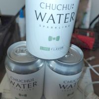 可能是飲料和顯示的文字是「 CHUCHU: WATER SPARKLING 上ッ国 LIMEFLAVOR LIME FLAVOR CHUCHUE CHUCH WAT WA 」的圖像