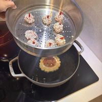 可能是炸丸子和椰子馬卡龍的圖像