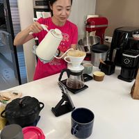 可能是泡茶器、咖啡機、咖啡杯、研磨機和矢車菊的圖像
