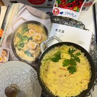 可能是印度香料飯、牧羊人派、西班牙大鍋飯、粥、北非小米飯和文字的圖像