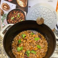 可能是北非小米飯、印度香料飯和文字的圖像