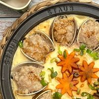 可能是粥、港式點心和顯示的文字是「 STAUB 」的圖像