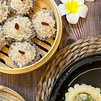 可能是港式點心、椰子馬卡龍和麵的圖像