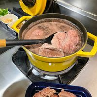 可能是燉小牛膝和肉排的圖像