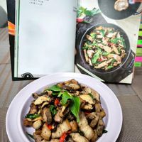 可能是香菇、炒麵、豆腐和文字的圖像