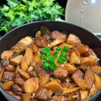 可能是豆腐、燉小牛膝和文字的圖像