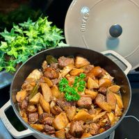 可能是‎豆腐、燉小牛膝和‎顯示的文字是「 ‎ا FAng FAngFAnS <၈‎ 」‎‎ 的圖像