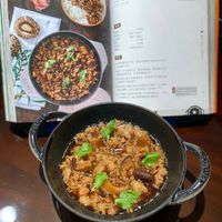 可能是香菇、豆腐、火鍋、西班牙大鍋飯、粥、炒飯和文字的圖像