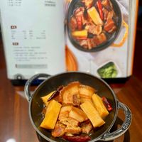 可能是火鍋、豆腐和顯示的文字是「甘蔗家常滷肉 P9INT 照 8 」的圖像