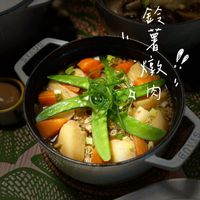 可能是火鍋、豆腐和顯示的文字是「馬 錢 "黨 萬 敦 燉 肉」的圖像