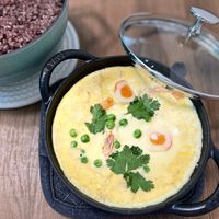 可能是歐姆蛋、西班牙大鍋飯、豆腐、水波蛋和粥的圖像