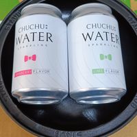 可能是飲料和顯示的文字是「 CHUCHU: WATER SPARKLING CHUCHU: WATER SPARKLING Ex RANBERRYFLAVOR FRANB RANBERRY FLAVOR 時 LIME LIMEFLAVOR FLAVOR SONA 」的圖像