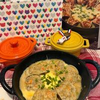 可能是牧羊人派、肉餡餅、燉小牛膝和文字的圖像