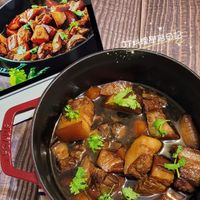 可能是燉小牛膝、火鍋、豆腐、香菇和文字的圖像