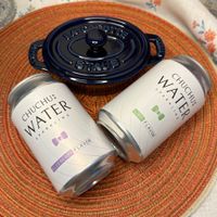 可能是顯示的文字是「 CHUCHU: WATER SPARKLING S N N G R e P A ごゅん FL FLAVOR VOR BLUEBERRY BLUCDERRY SPARKLING A LIME WATER G FLAVOR FLAVOR 」的圖像