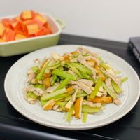 可能是豆腐和炒麵的圖像