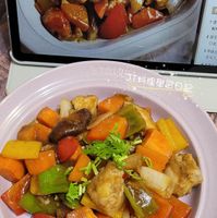 可能是燉小牛膝、豆腐和快炒的圖像