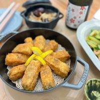 可能是炸丸子和顯示的文字是「 STAUB AL UB 」的圖像