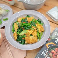 可能是港式點心、麵、豆腐和顯示的文字是「壽錢 SAUE 家料 事鐵 家常菜 家常菜 台式」的圖像