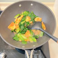 可能是綠葉甘藍、豆腐和莙薘菜的圖像