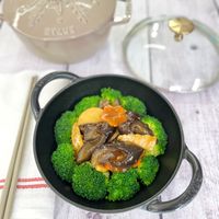 可能是香菇、火鍋、豆腐和文字的圖像