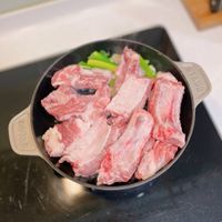 可能是燉小牛膝和文字的圖像