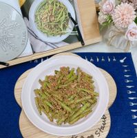 可能是‎義大利麵和‎顯示的文字是「 ‎اا 블보이 STAUB ة 以系 Stan‎ 」‎‎ 的圖像
