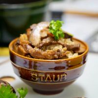 可能是豆腐、火鍋和顯示的文字是「 STAUB 」的圖像