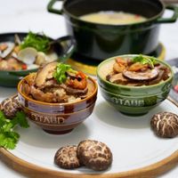可能是香菇、豆腐、火鍋和顯示的文字是「 TAHB STAUD 」的圖像