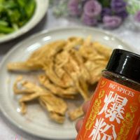 可能是顯示的文字是「 BG' 小源 SPICES SPICES 棒 BORN 粉 FOR COOKING COOKING ስህክዎም FAnG ท 」的圖像