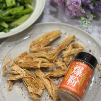 可能是‎鯷魚、香菇和‎顯示的文字是「‎新 HEN 夢新 BG'SPICES BG 爆 SPICES 粉 33 COOSING צוה ၂ဂ၈၁ GAnG‎ 」‎‎ 的圖像