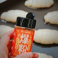 可能是食物和顯示的文字是「 BG' SPICES SPICES 爆 By 」的圖像