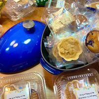 可能是脆皮奶酥蛋糕、餅乾、椰子馬卡龍和文字的圖像