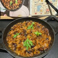 可能是燉小牛膝、香菇和顯示的文字是「 U日 豆豆咪 主富任務 小本本 抽日立冷凍櫃~ 死口 ዞጃ क 」的圖像
