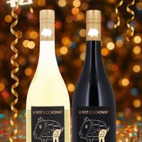 可能是香檳和顯示的文字是「乾一杯。 乾 乾。 ולור LEPETIT COCHONNET LEPETIT LEPETITCOCHONNET C CHONNET ๐ BEST BEST PART THE BEST DART 18co Pco cO 」 的圖像