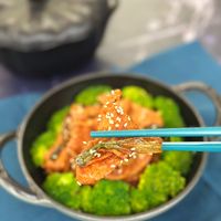 可能是火鍋、燉小牛膝、肉排和紫蘇的圖像